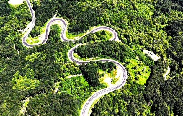 Domaniç Dağları'na uzanan 'kıvrımlı yollar'ın eşsiz manzarası dronla görüntülendi