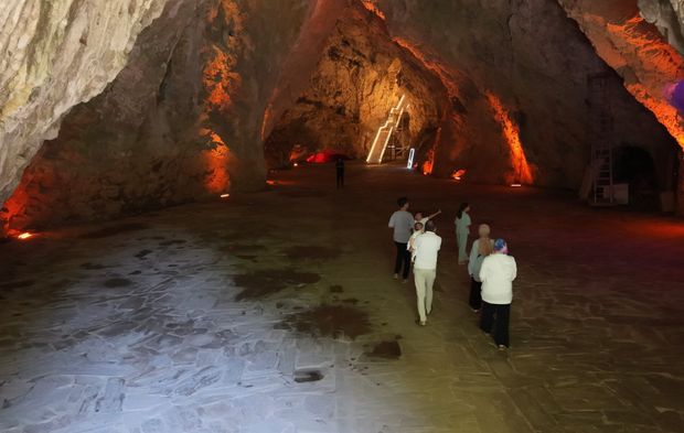 Oylat Mağarası, dört mevsim sabit sıcaklığıyla ilgi görüyor