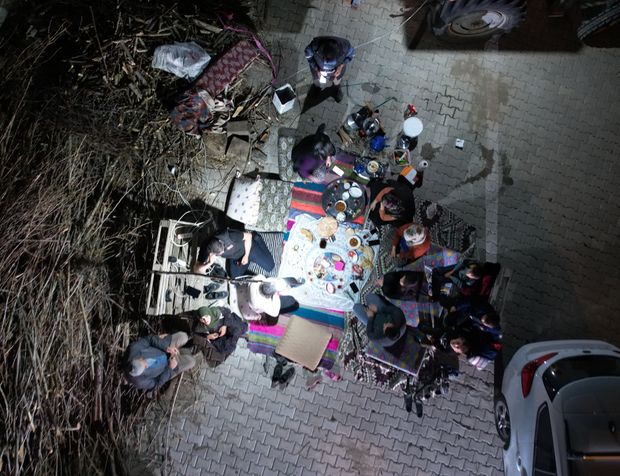 Tokat Sulusaray ilçesinde depreme yakalanan vatandaşlar geceyi dışarıda geçiriyor