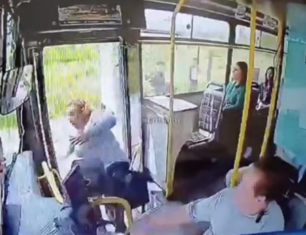 Adana'da bir kadın kapısı açık ilerleyen yolcu otobüsünden düştü