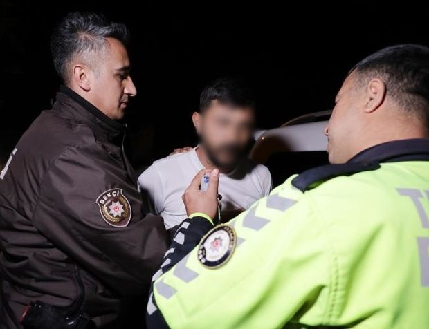 Aksaray’da uyuşturucuyla yakalanan alkollü sürücü ters kelepçeyle götürüldü