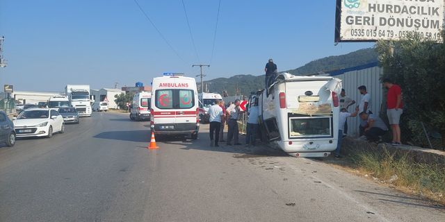 İzmir'de yolcu minibüsü ile otomobil çarpıştı: Yaralılar var