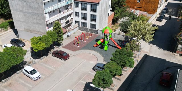 İnegöl Belediyesi eskiyen çocuk parklarını yeniliyor
