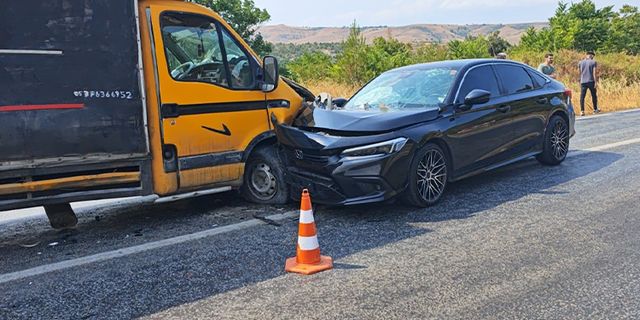 Bursa'da otomobil ile kamyonet kafa kafaya çarpıştı