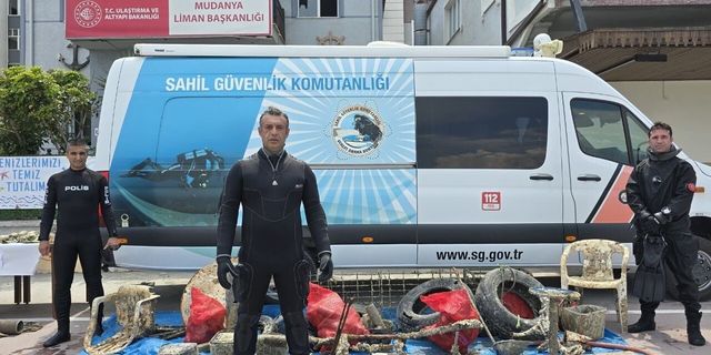 Mudanya’da denizden 2,5 ton atık çıkarıldı