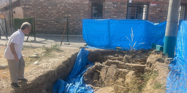 Tarihi mezarın üzeri çakıl taşlarıyla kapatılıp otopark görünümü verildi