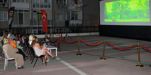 Osmangazi’de yaz akşamları açık hava sinemasıyla şenleniyor