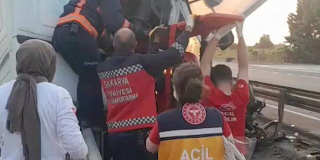 TIR önce akaryakıt istasyonu duvarına sonra refüje çarptı: 1 ölü, 1 yaralı