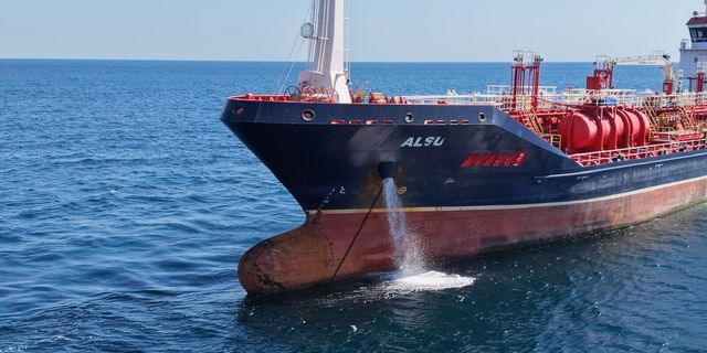 Çarpışmada hasar almadan kurtulan ALSU isimli ticari gemi Silivri açıklarına çekildi