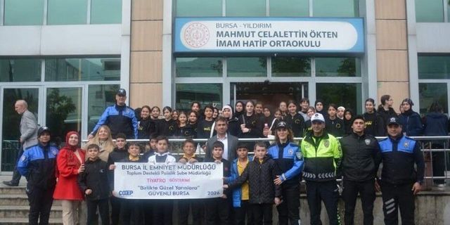 Bursa'da polisten öğrencilere tiyatro sürprizi