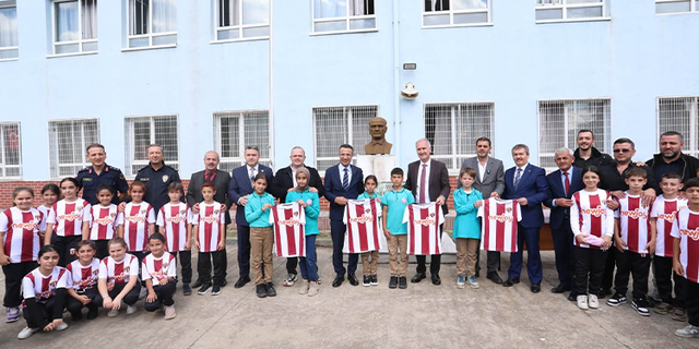 Yeniceköy’de 750 öğrenci İnegölspor formasına kavuştu