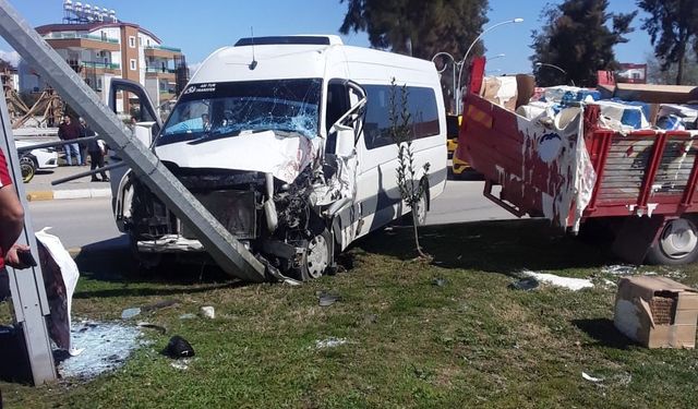 Antalya Serik ilçesinde kaza: 4'ü öğrenci, 5 yaralı