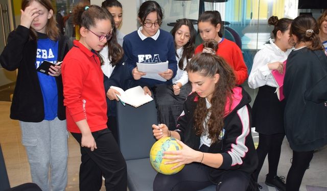 Nilüfer Belediyespor Kadın Voleybol Takımı öğrencilerle buluştu