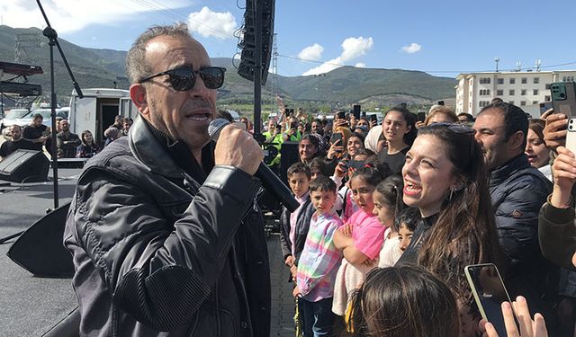 Şarkıcı Haluk Levent, Gaziantep'te depremzedelere konser verdi