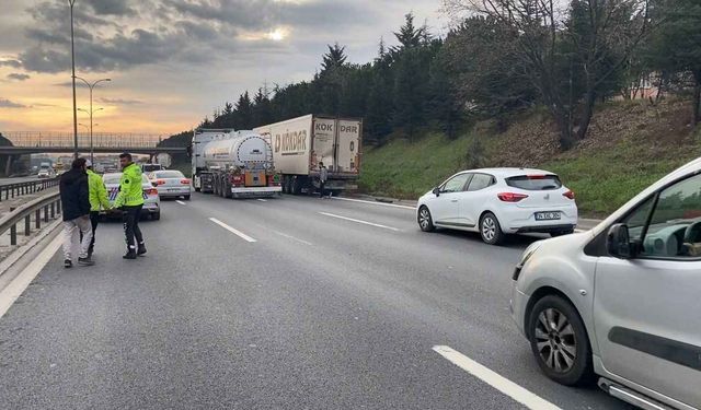 İstanbul'da tır kazası: Sürücü araç içerisinde sıkıştı