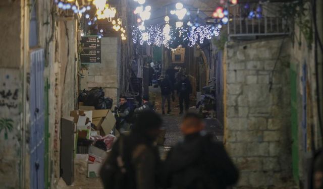 İsrail güvenlik güçleri Mescid-i Aksa'da ibadet eden Müslümanlara saldırdı