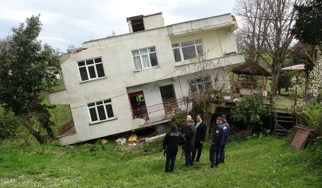 Ordu’da heyelan felaketi: Bir ev yan yattı