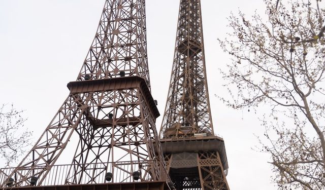 Paris’te bulunan dünyaca ünlü Eyfel Kulesi artık iki tane