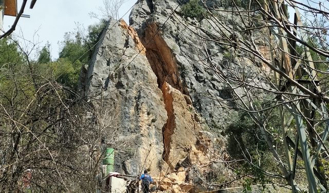 Adana'da devasa kaya, artçı depremlerle iyice açıldı
