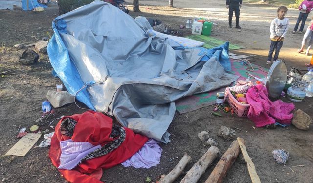 Antalya'da 2 yaşındaki çocuğun çalıştırdığı araç çadıra daldı
