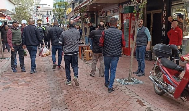 Balıkesir Edremit ilçesinde akıl hastası genç çarşıda vatandaşlara saldırdı
