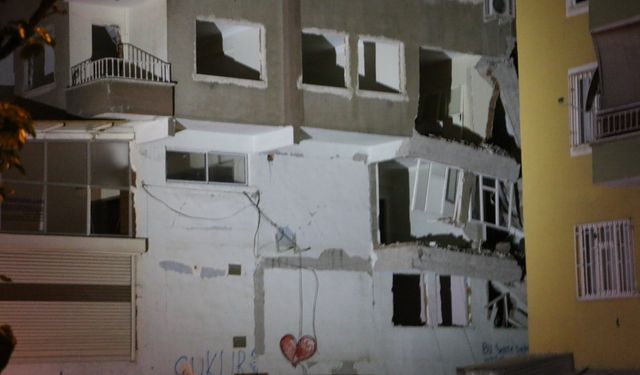 Diyarbakır Kayapınar ilçesinde ağır hasarlı binanın bir bölümü çöktü