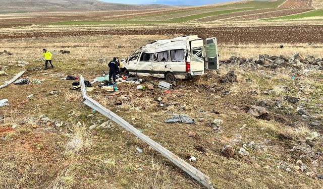 Kayseri Pınarbaşı ilçesinde kaza! Yolcu minibüsü şarampole uçtu: 2 ölü, 7 yaralı