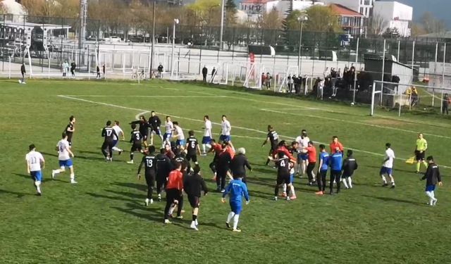 Bolu’da amatör küme maçında ortalık karıştı! Teknik heyet, futbolcular ve tribünler birbirine girdi