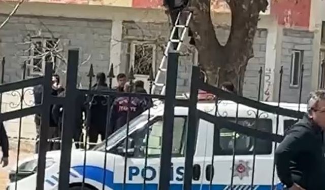 Gaziantep Şehitkamil ilçesinde bir genç işlek cadde kenarında kendini asarak intihar etti