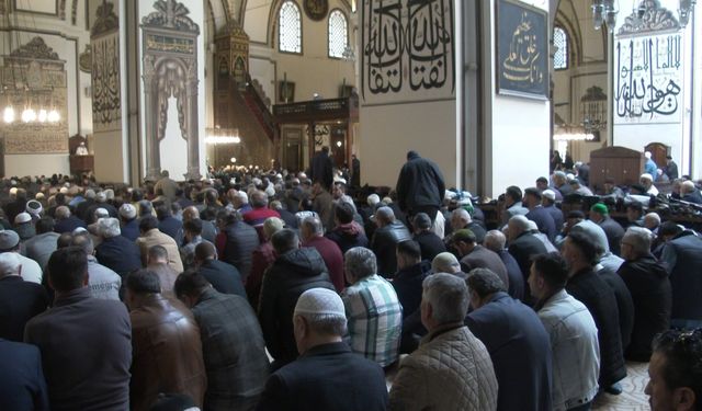 Bursa Ulucami Ramazan ayının son cuması doldu taştı