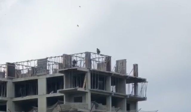 Adana'da inşaat işçisinin tehlikeli anları kamerada