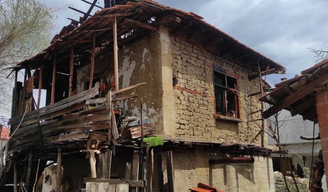 Antalya Korkuteli ilçesinde evde çıkan yangın sonucu Adnan Özdemir hayatını kaybetti