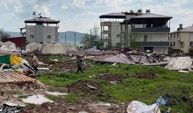 Deprem bölgesi Kahramanmaraş Pazarcık ilçesini fırtına vurdu! 1 ölü, 48 yaralı