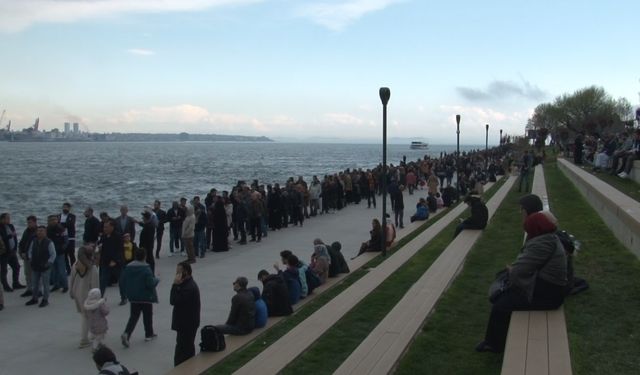 Bayramın ilk günü TCG Anadolu gemisini görmeye gelen vatandaşlar kilometrelerce kuyruk oluşturdu