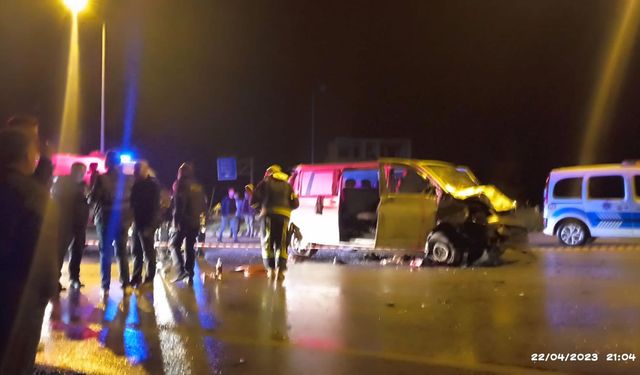 Denizli'de kaza! Otomobil ile minibüs çarpıştı: 3 ölü
