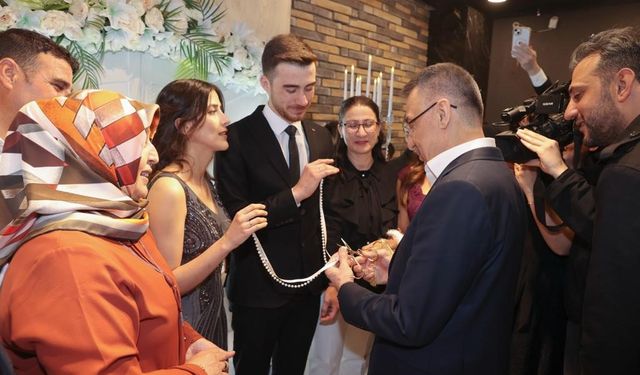 Cumhurbaşkanı Yardımcısı Fuat Oktay'dan genç çifte nişan sürprizi