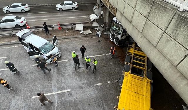 Kocaeli'de tünel girişinde kaza yapan tır makasladı, trafik felç oldu