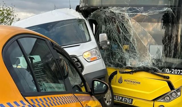 Pendik’te feci kaza! İETT otobüsü ile servis minibüsü çarpıştı: Yaralılar var