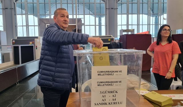 Yurt dışında kaydı olan Türkler oy kullanıyor