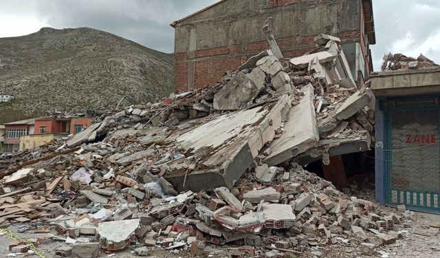 Elbistan’da ağır hasarlı bina çöktü