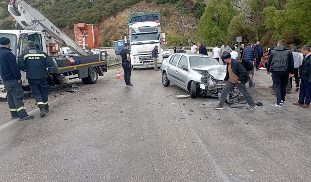 Isparta'da kaza! Kamyonet ile otomobil çarpıştı: 5 yaralı