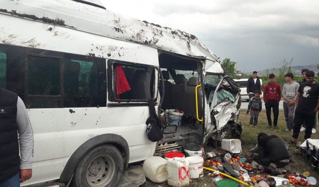 Mersin Akdeniz ilçesinde kaza! Minibüs ile hafif ticari araç çarpıştı: 1 ölü, 9 yaralı