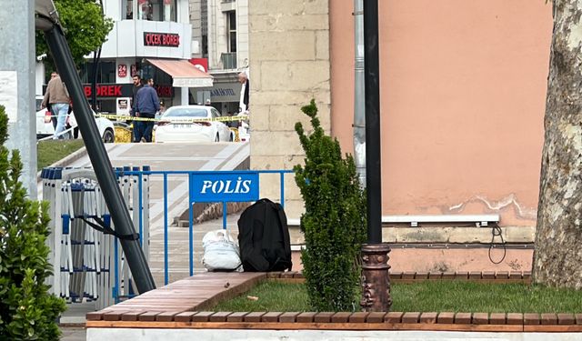Elazığ 15 Temmuz Demokrasi Meydanı'nda şahsın polisi görünce bırakıp kaçtığı çanta fünyeyle patlatıldı
