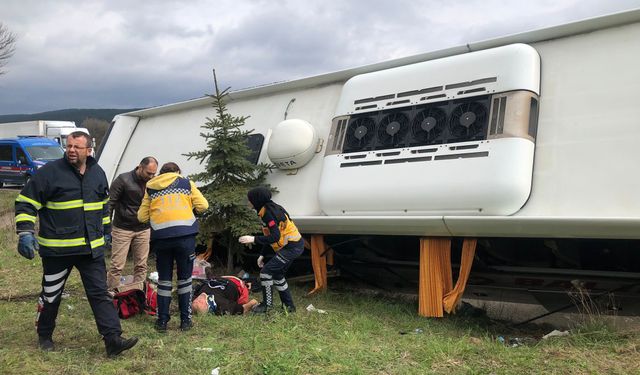 Bilecik'ten Bursa'ya gelen otobüs kaza yaptı: 12 yaralı