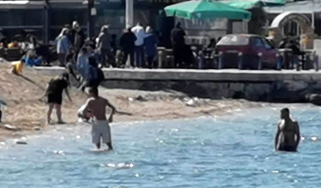 İzmir’de Nisan ayında sıcak havayı fırsat bilenler denize koştu