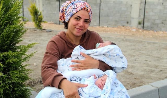 Depremden sağ çıkan ikiz bebek ailesine tekrar sevinç yaşattı