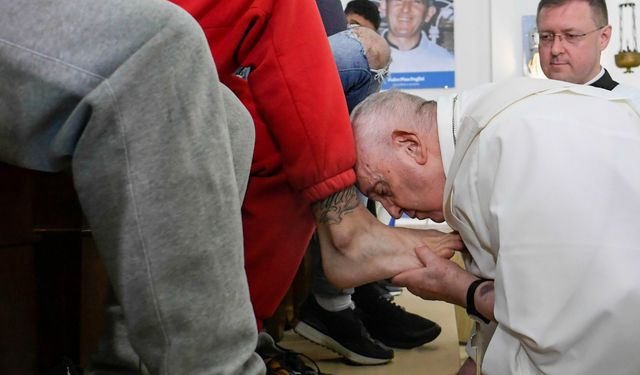 Papa, cezaevinde ayak yıkayıp öptü