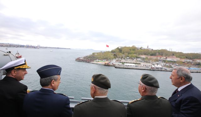 TCG Anadolu, İstanbul Boğazı'nı selamladı