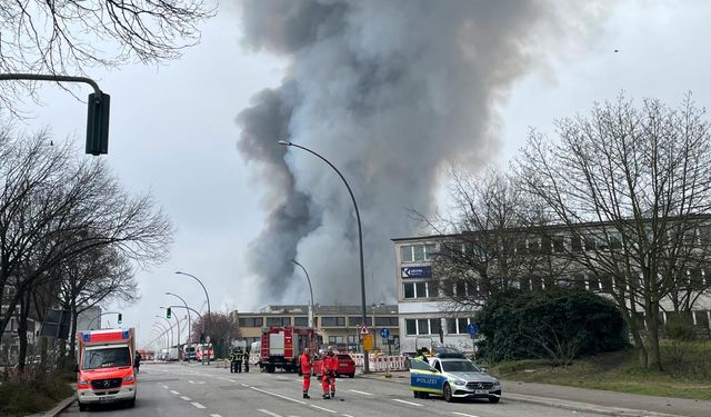 Hamburg'da depolama tesisinde yangın çıktı