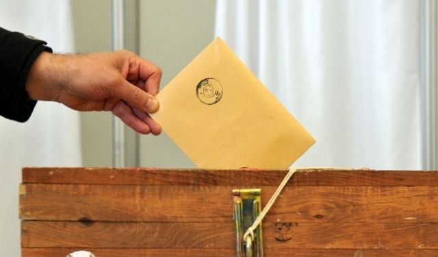 Seçimlerin yaklaşmasıyla merak edilen konulardan biri de ‘eski kimlik ile de oy kullanılabilir mi’ sorusu oldu